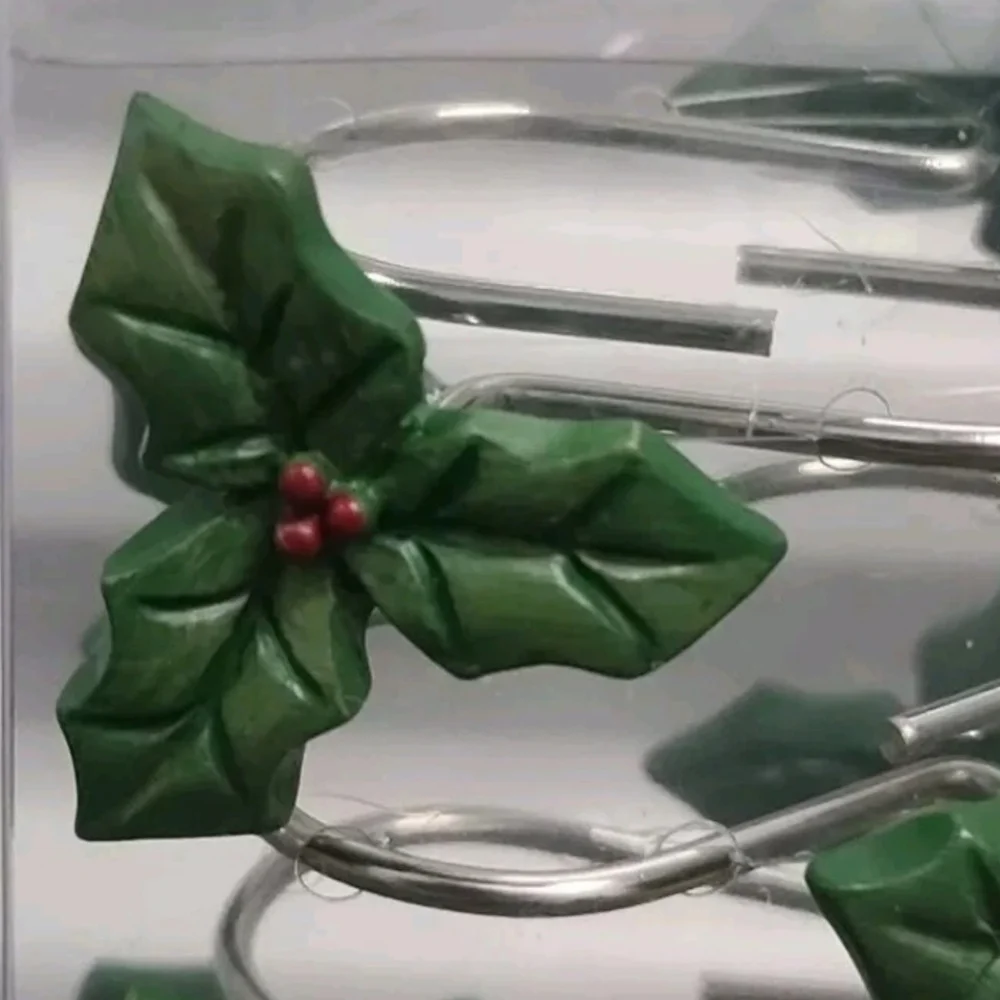 AVANTI HOME Christmas Hollyberry Mistletoe SHOWER CURTAIN HOOKS NEW